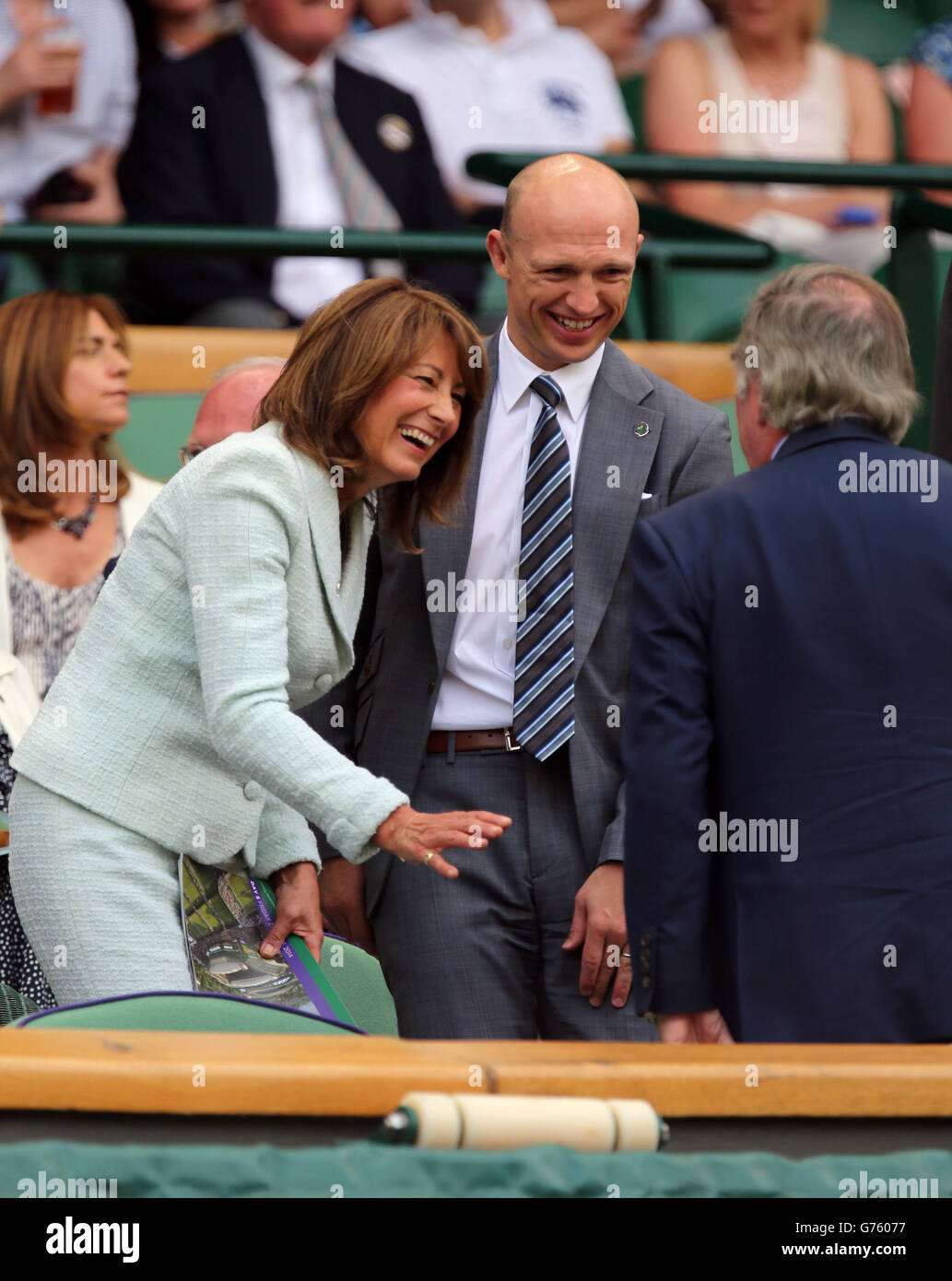 Carole Middleton e Matt Dawson con Sir Terry Wogan (a destra) nella casella reale sul campo centrale durante il quinto giorno del Wimbledon Championships presso l'All England Lawn Tennis and Croquet Club di Wimbledon. Foto Stock