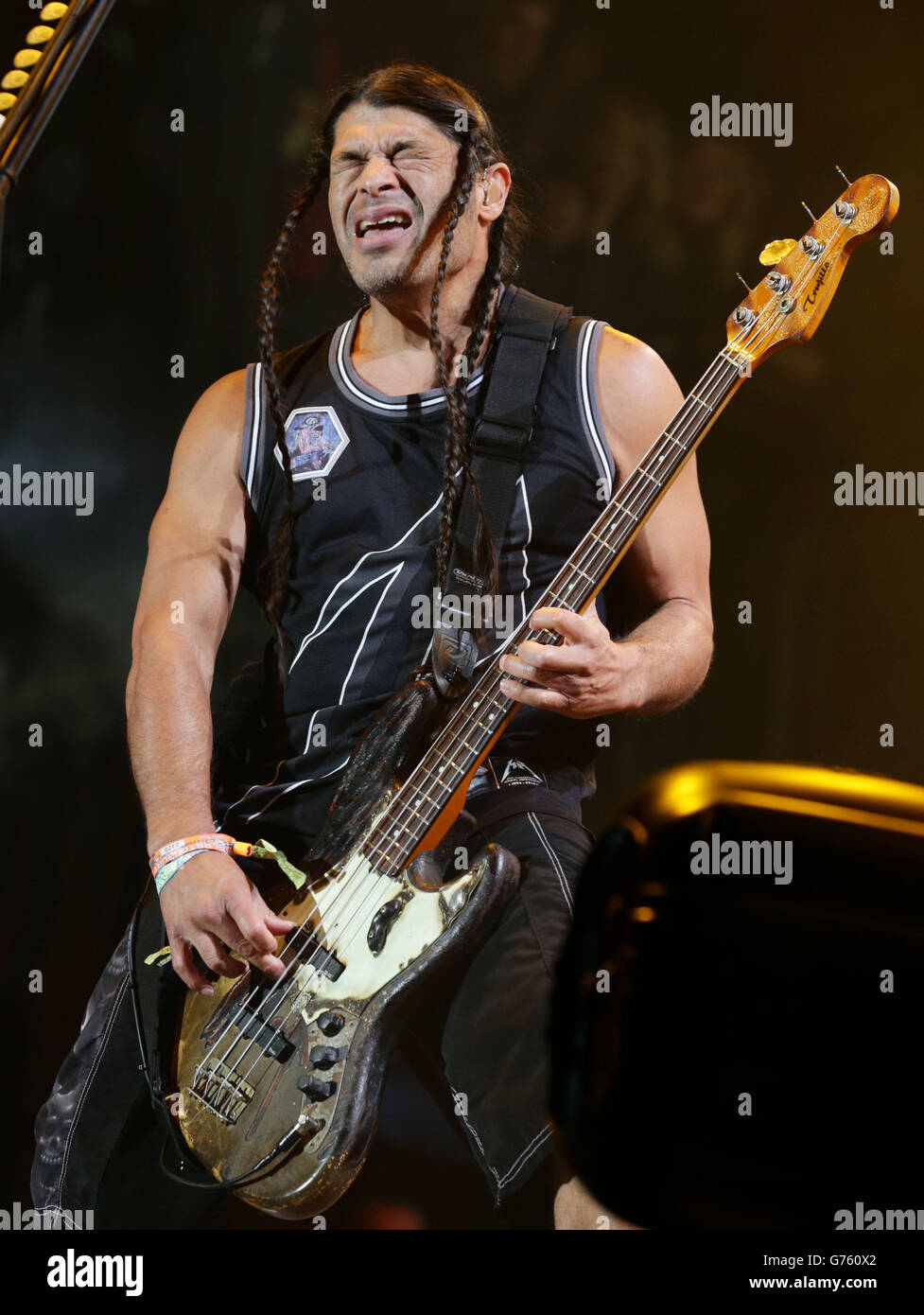 Robert Trujillo di metallica si esibisce sul palco della Piramide al Glastonbury Festival, presso la Worthy Farm di Somerset. Foto Stock