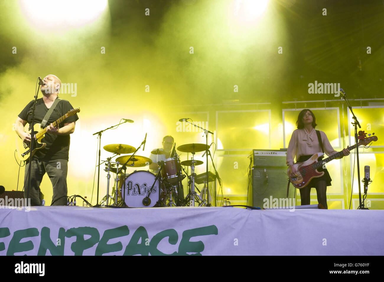 The Pixies (da sinistra) Black Francis, David Lovering, Paz Lenchantin sul palco al Glastonbury Festival, presso la Worthy Farm di Somerset. Foto Stock