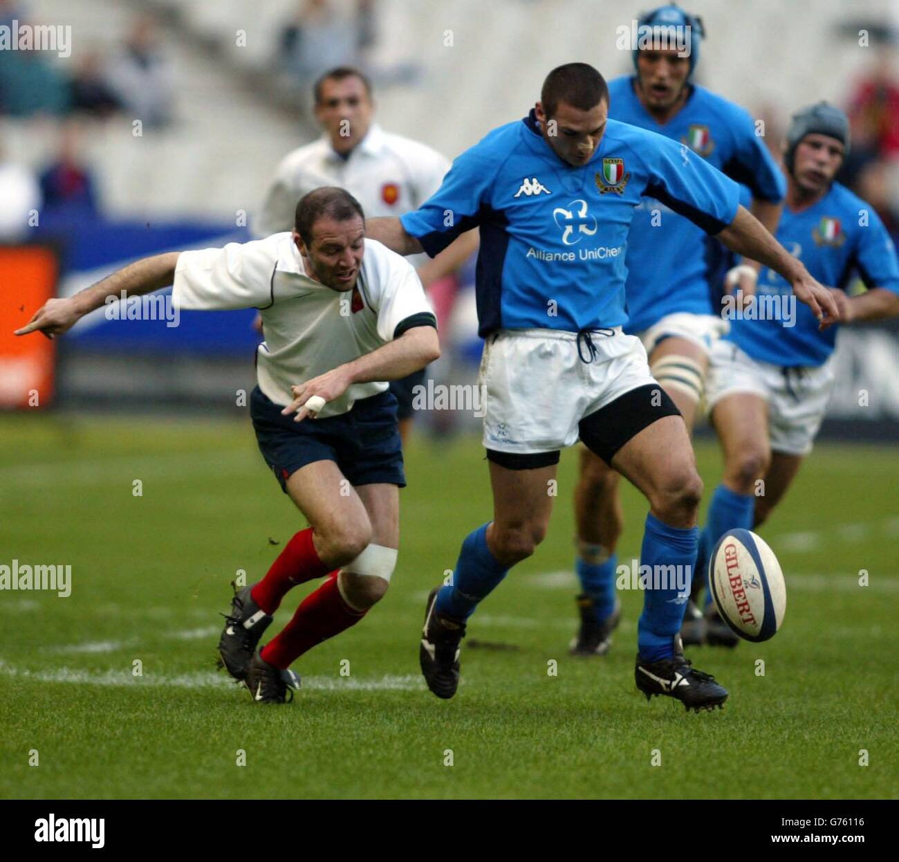 La francese G. Merceron (camicia bianca), e la italiana R. Pedrazzi, durante il loro Lloyds TSB Six Nations Championship allo Stade de France di Parigi, Francia . Foto Stock