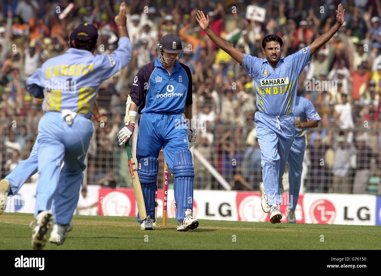 Il giavagallo Srinath dell'India celebra il wicket di Nick Knight per un'anatra, durante il 6° giorno internazionale al Wankhede Stadium di Bombay, India. Foto Stock