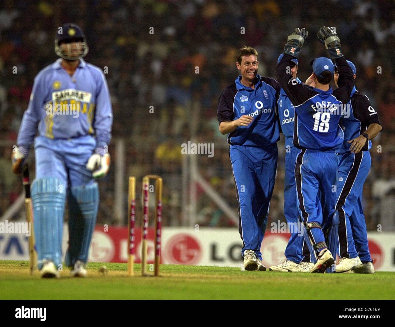 I giocatori inglesi celebrano il wicket del capitano indiano Soulav Ganguly, durante il 6° giorno internazionale al Wankhede Stadium di Bombay, India. Foto Stock
