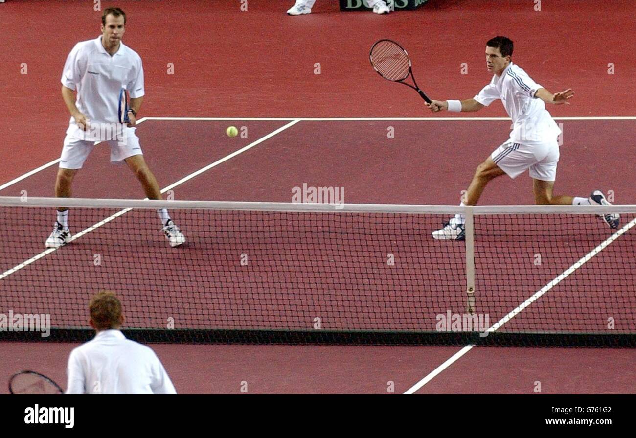 Tim Henman (a destra) della Gran Bretagna si allontana da un volley mentre gioca in doppio con Greg Rusedski contro Jonas Bjorkman e Thomas Johansson della Svezia il secondo giorno del loro Davis Cupmatch nella National Indoor Arena di Birmingham. Foto Stock