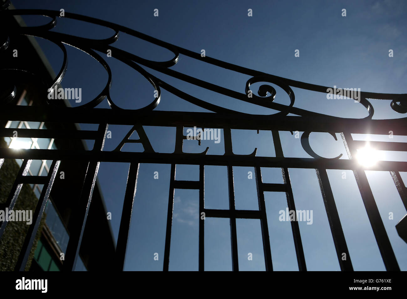 Una vista del sole che splende attraverso le porte dell'AELTC durante l'ottavo giorno dei Campionati di Wimbledon all'All England Lawn Tennis and Croquet Club, Wimbledon. Foto Stock