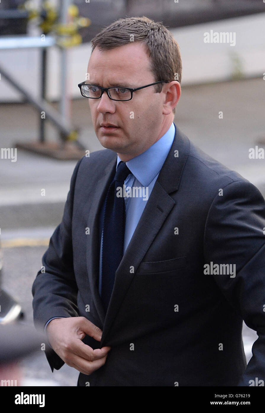L'ex redattore di News of the World Andy Coulson arriva all'Old Bailey di Londra dove sarà condannato per la sua parte nella trama di hacking del telefono. Foto Stock