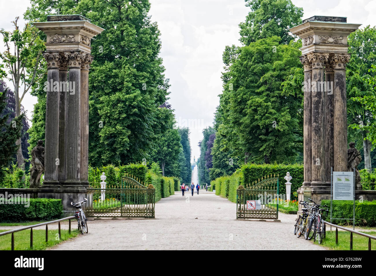 Sansoucci, Potsdam, Brandeburgo, Germania. Colonne classiche in ingresso al parco Foto Stock