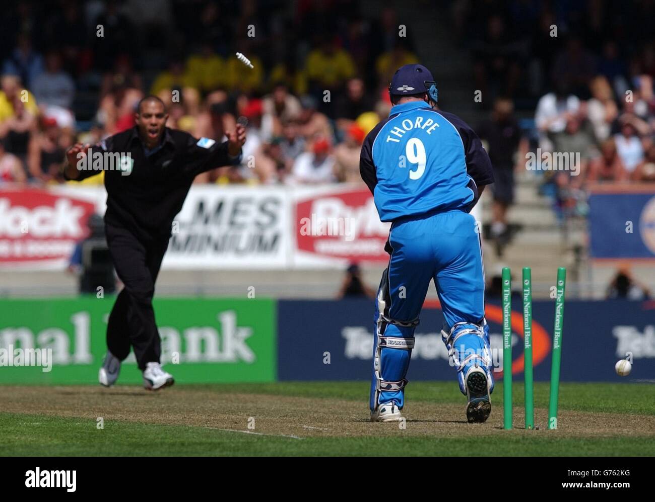 Il Graham Thorpe (a destra) in Inghilterra è stato inchinato da Andre Adams della Nuova Zelanda per nove corse durante la quinta giornata internazionale a Carisbrook, Dunedin, Nuova Zelanda. Lo skipper inglese Nasser Hussain prima vinse il lancio ed eletto per piangere prima. Foto Stock