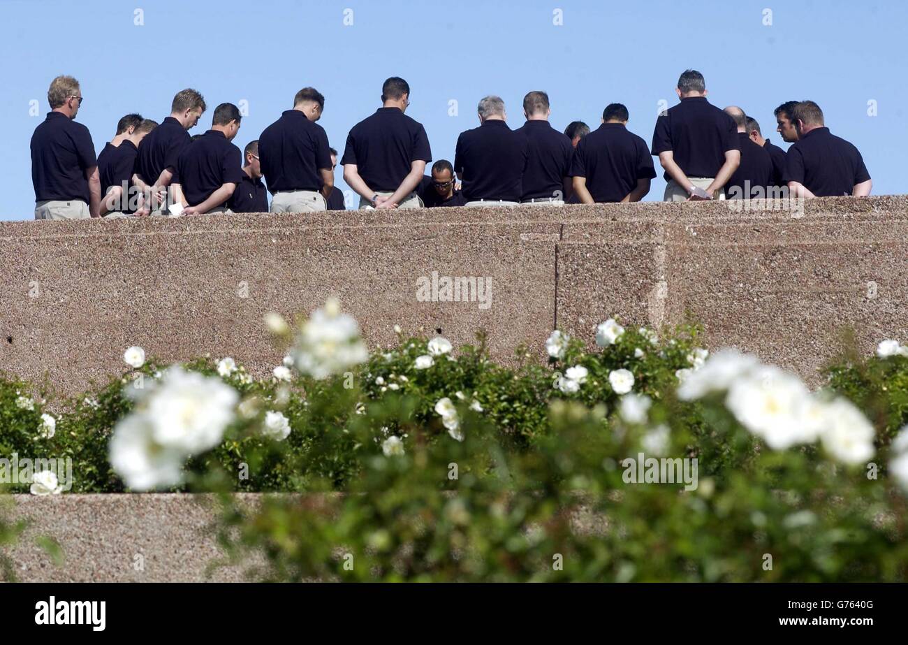 La squadra di cricket dell'Inghilterra si riunisce presso i Michael Joseph Savage Memorial Gardens a Bastion Point ad Auckland per un servizio commemorativo per ben Hollioake. L'ex cricket Inghilterra e Surrey è stato ucciso in un incidente d'auto a Perth, Australia. Foto Stock