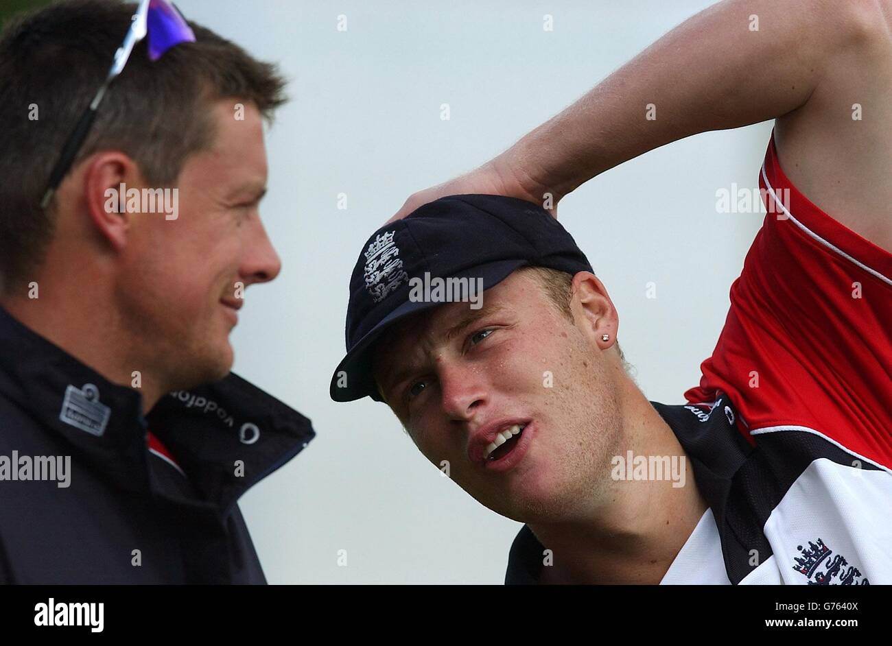 Ashley Giles (a sinistra) e Andrew Flintoff in Inghilterra durante la sessione di team net all'Eden Park, Auckland. Il capitano dell'Inghilterra Nasser Hussain era oggi in viaggio di ritorno da Perth dopo aver partecipato al servizio commemorativo per ben Hollioake. Foto Stock