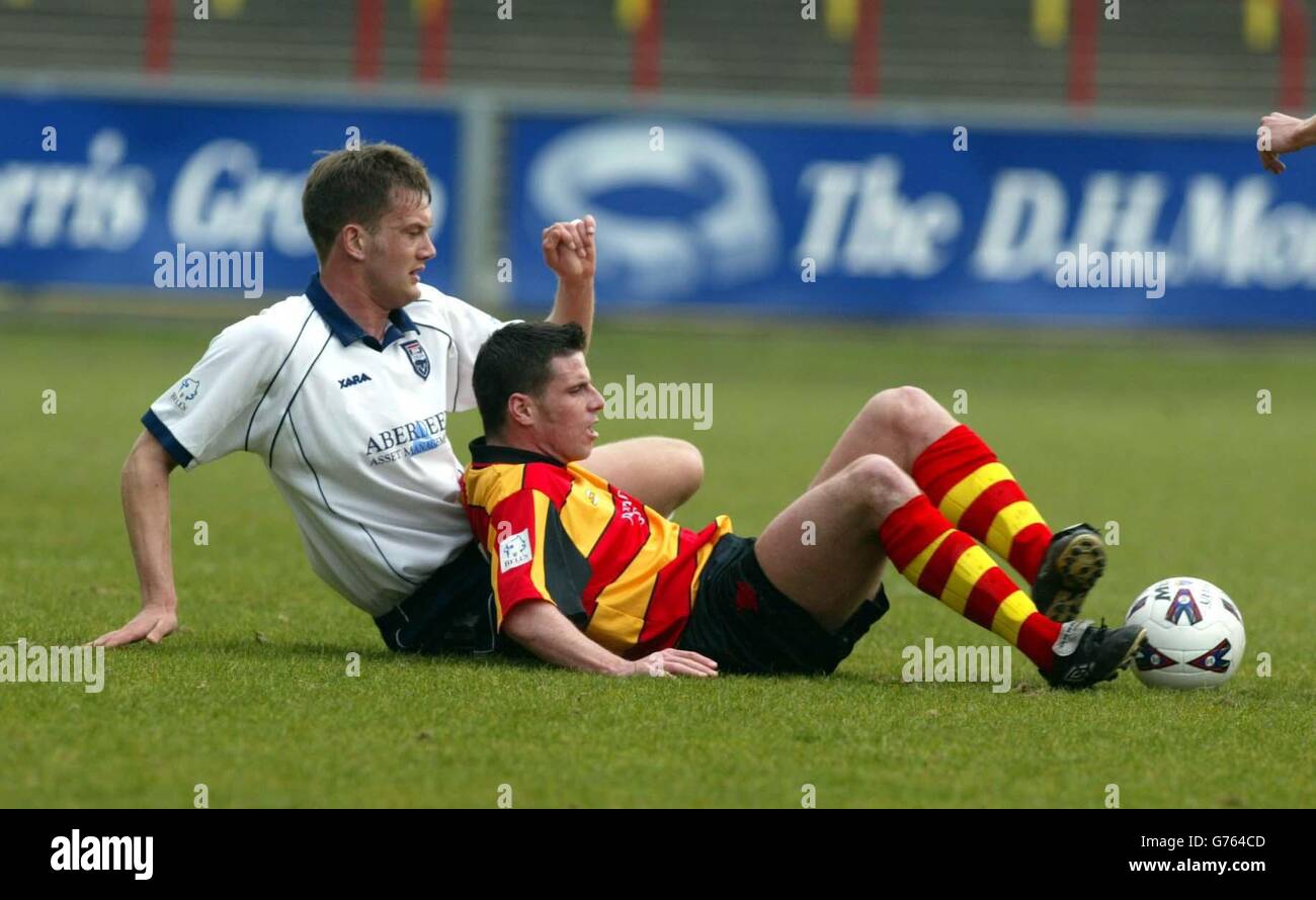 Scott McLean (R) di Partick Thistle scudi la palla da Rodd County's Ian Maxwell durante la prima partita della Bells Scottish League Division al Partick's Firhill Park Ground sabato 30 marzo 2002. Foto PA. Foto Stock