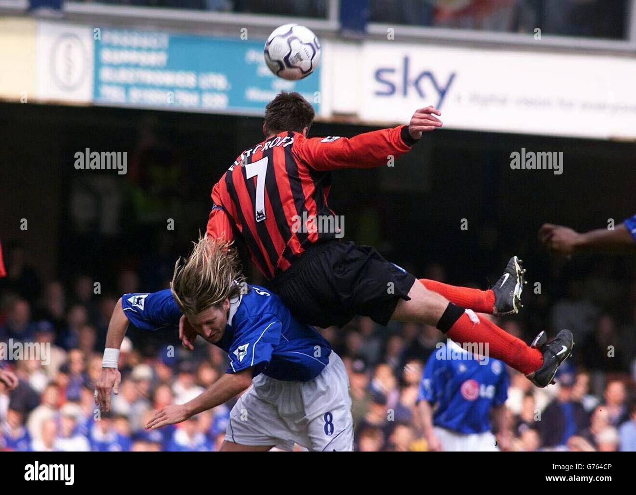 Il Garry Flitcroft (R) di Blackburn Rovers si scontra con il Robbie Savage di Leicester City durante la partita della Barclaycard Premiership a Filbert Street, Leicester. Foto Stock