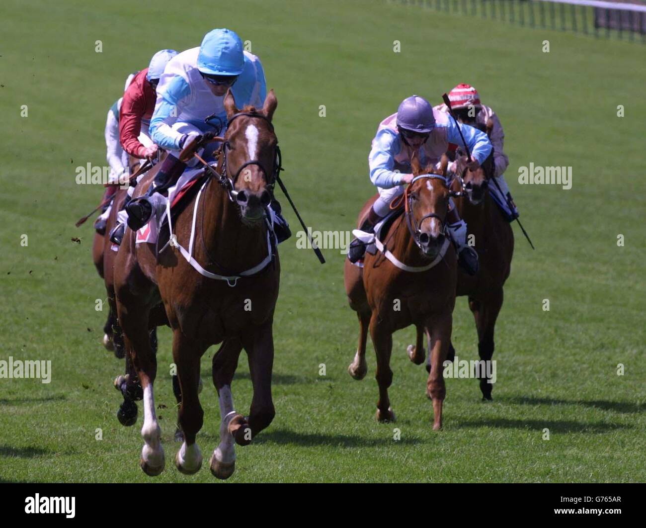 Masterpoint guidato da Kevin Darley (a sinistra) vince la EBF Countryside Alliance Maiden Stakes a Newmarket. Foto Stock
