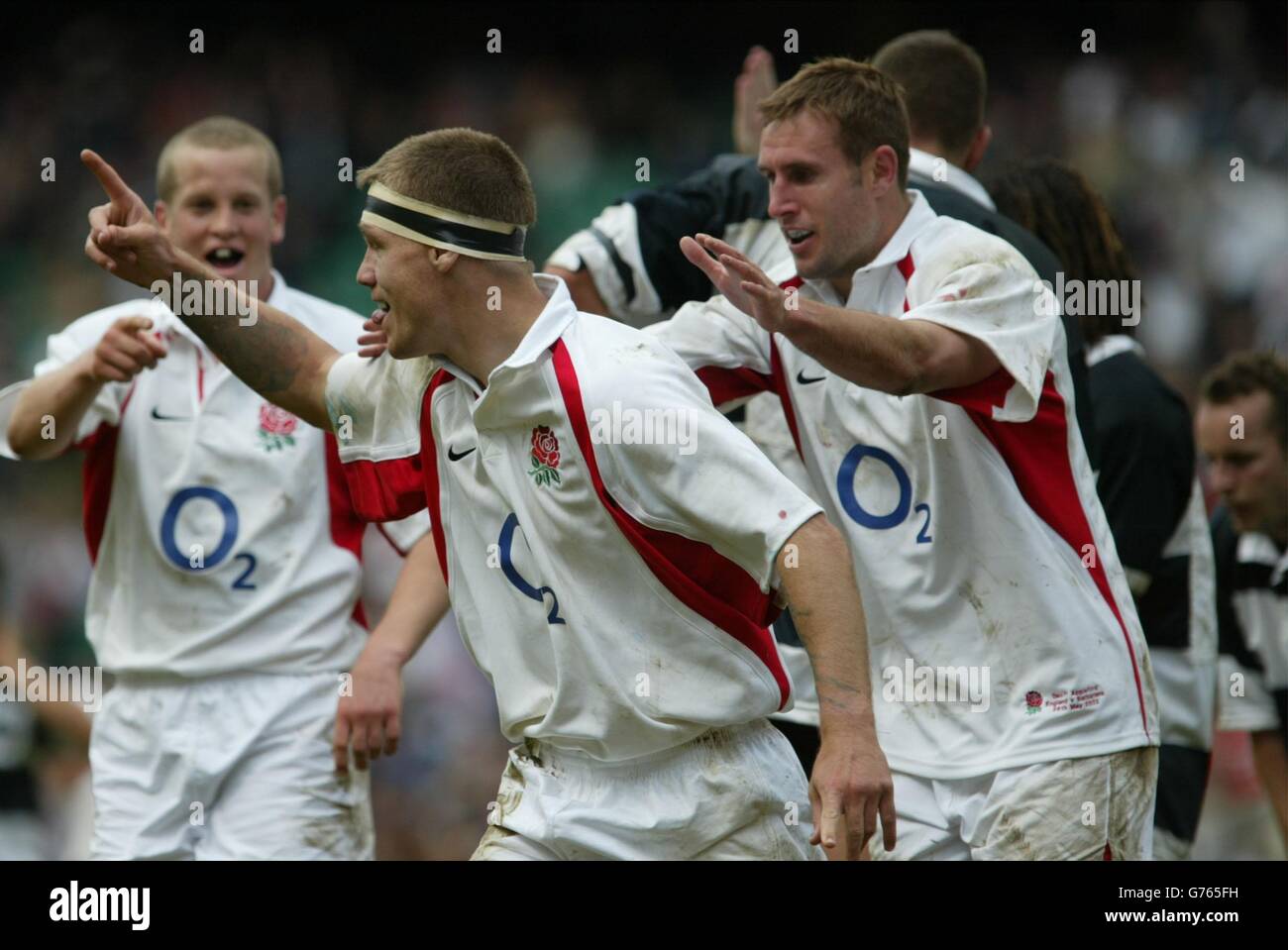 Michael Horak (centro) in Inghilterra segna una prova contro i barbari durante il tour match a Twickenham. Foto Stock