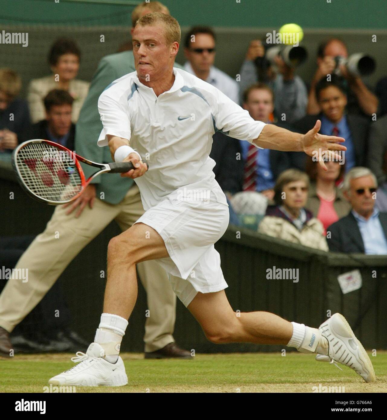 , NESSUN USO COMMERCIALE. Il seme più alto del mondo Lleyton Hewitt of Australia in azione contro David Nalbandian dall'Argentina nella finale Mens' Singles a Wimbledon. * i campionati di tennis all'All England Lawn Tennis Club è la prima volta che Nalbandian ha giocato a tennis campo da tennis. Foto Stock