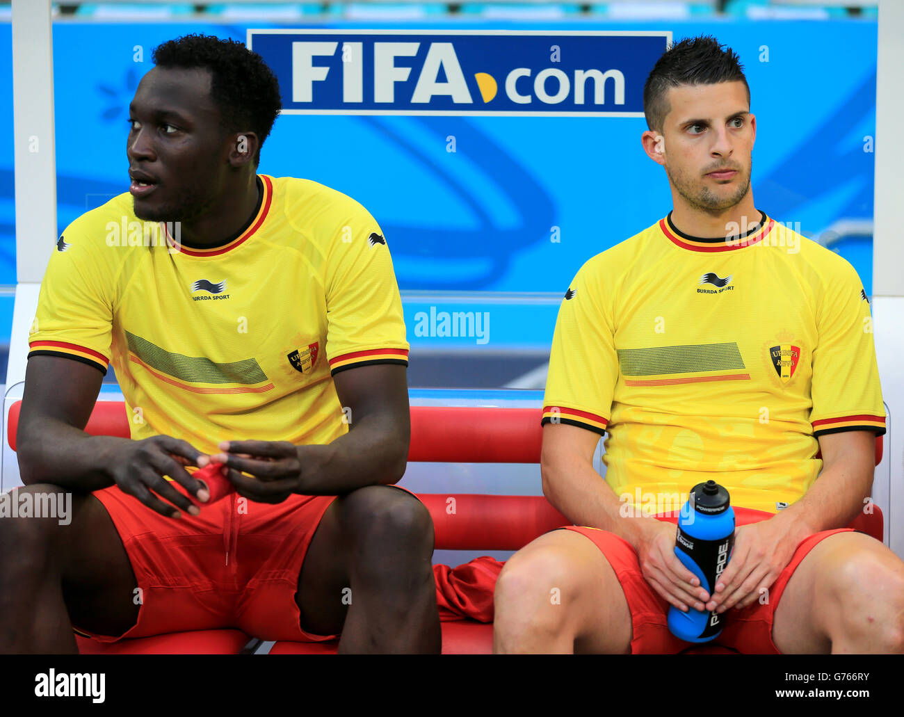 Il Belgio Romelu Lukaku e Kevin Mirallas (a destra) guardando di fronte indicazioni sul banco prima del calcio di inizio Foto Stock