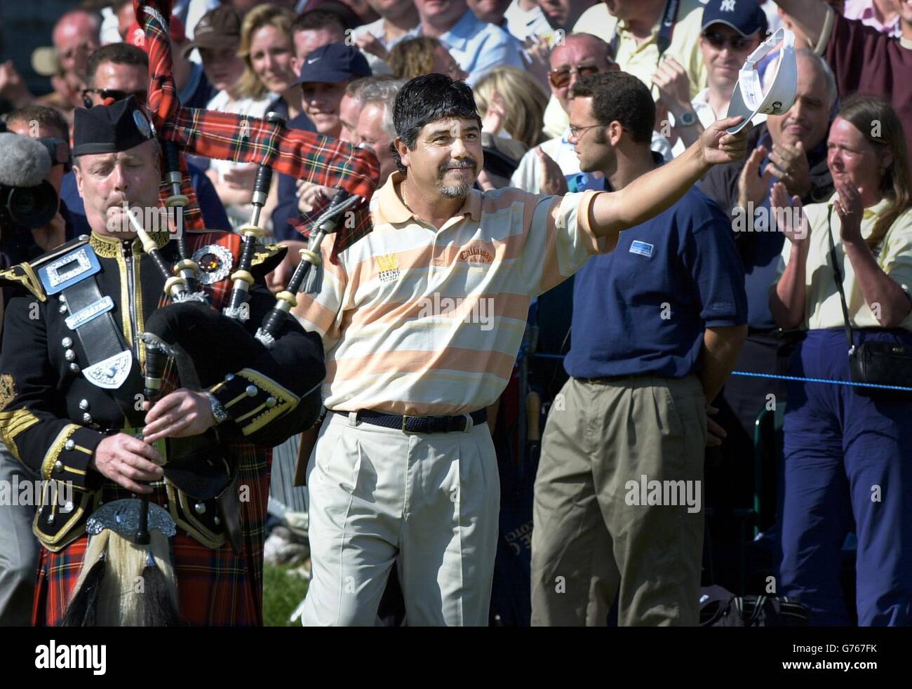 L'argentino Eduardo Romero toglie il cappello alla folla mentre viene incatenato sul diciottesimo verde per essere presentato con il trofeo, dopo aver vinto lo Scottish Open in un play-off con Fredrik Jacobson svedese a Loch Lomond. Foto Stock