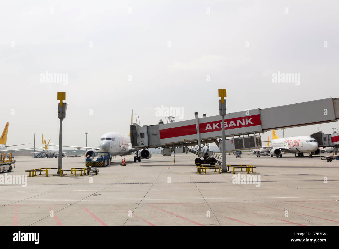 Imbarco passeggeri collegato a ponte aereo all'aeroporto Foto Stock