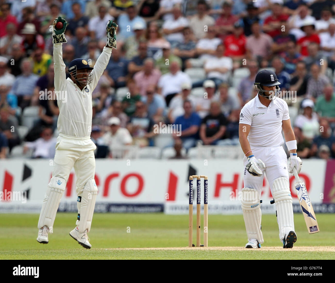 Cricket - Investec Test Series - primo Test - Inghilterra / India - Day Three - Trent Bridge. India'a MS Dhoni celebra la cattura di Matt Prior Inghilterra (a destra) Foto Stock