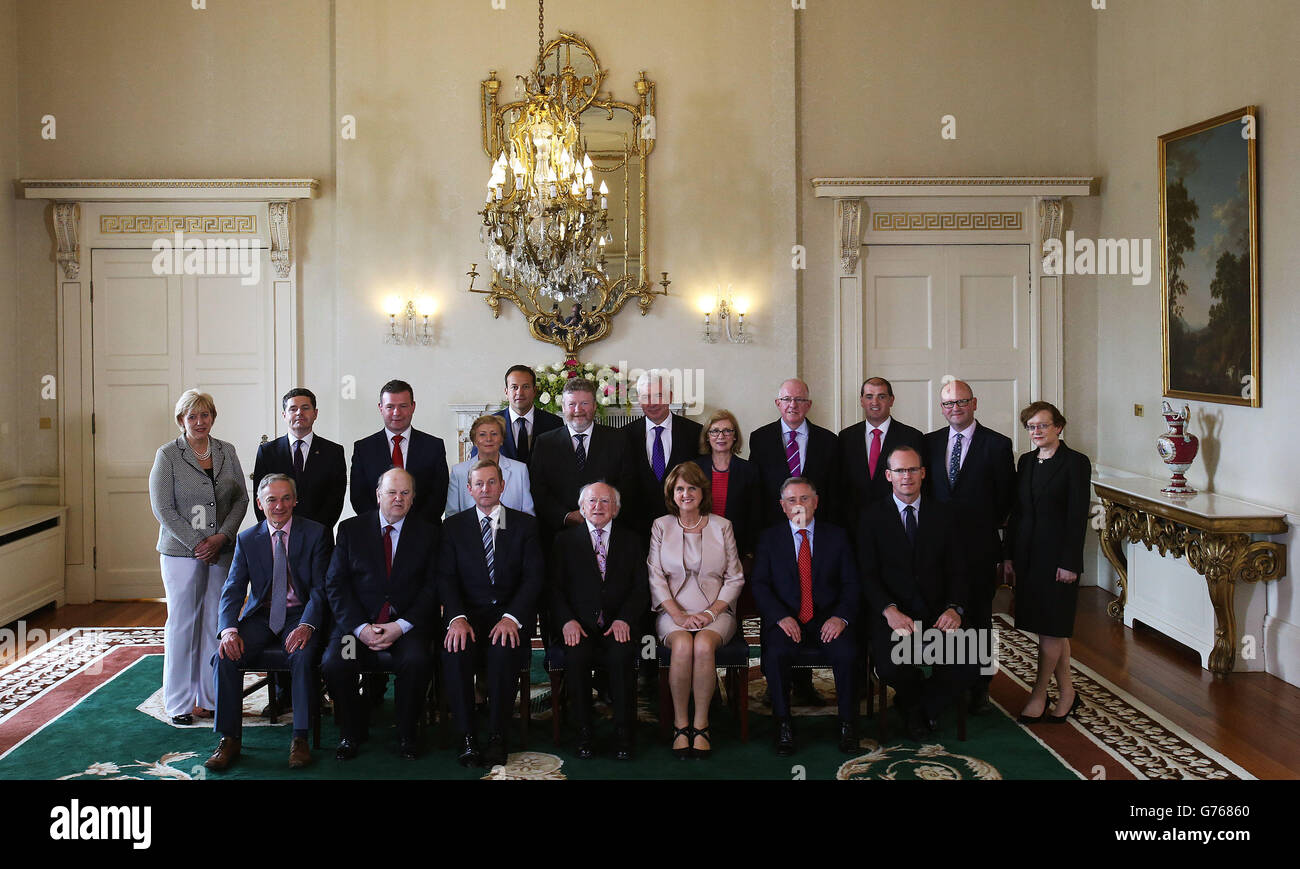 Il presidente Michael D. Higgins (centro della prima fila) con il nuovo gabinetto ad Aras An Uachtarain, Dublino dopo il rimpasto del gabinetto di oggi, come il governo di coalizione fine gael-laburista ha promesso di rendere il lavoro paga come una nuova linea di gabinetto è stato annunciato. Foto Stock