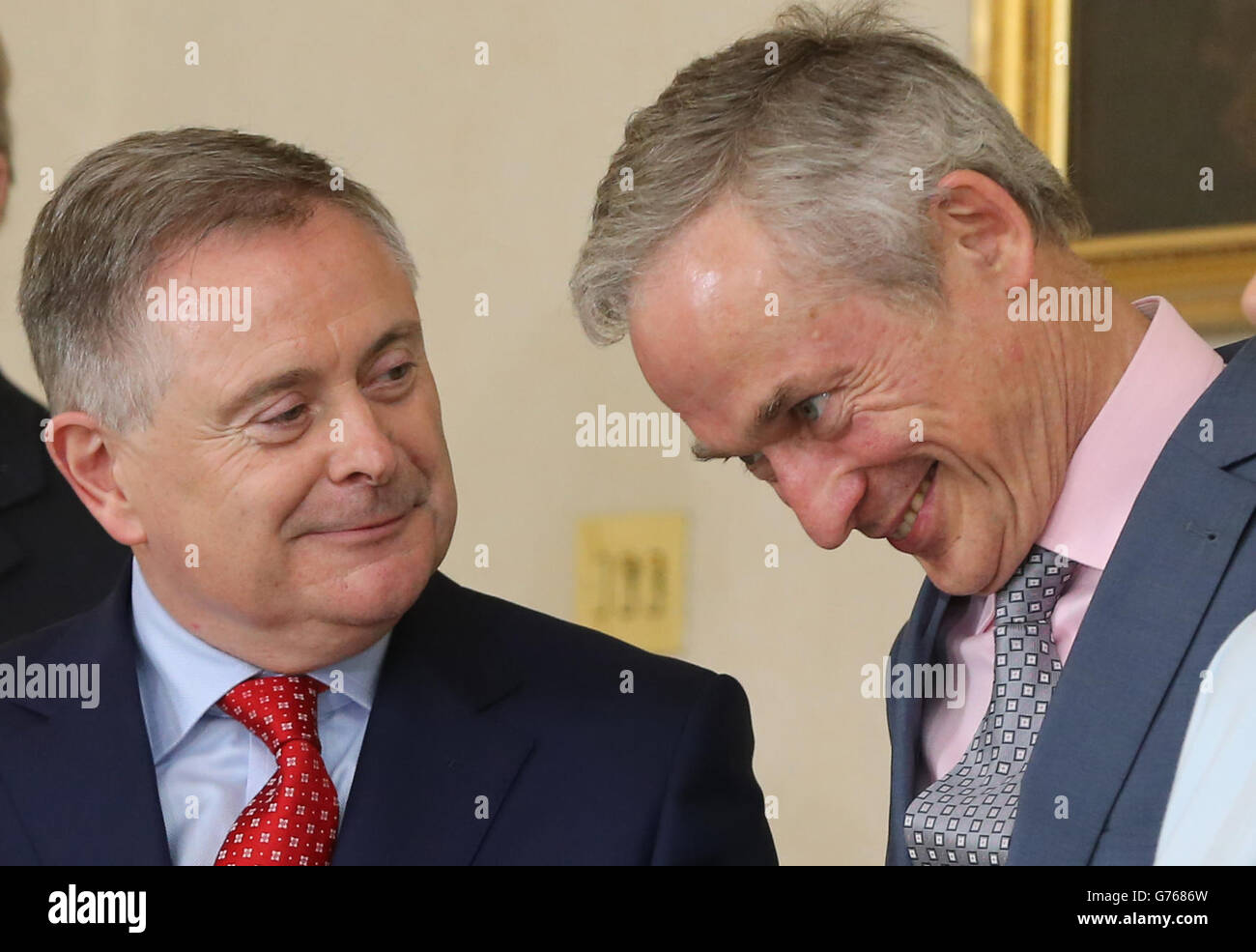 (Da sinistra a destra) Brendan Howlin e Richard Bruton guardano mentre i loro colleghi ricevono i loro sigilli ministeriali di ufficio ad Aras An Uachtarain, Dublino dopo il rimpasto del gabinetto di oggi, come il governo di coalizione fine gael-laburista ha promesso di rendere il lavoro paga come una nuova linea di gabinetto è stato annunciato. Foto Stock