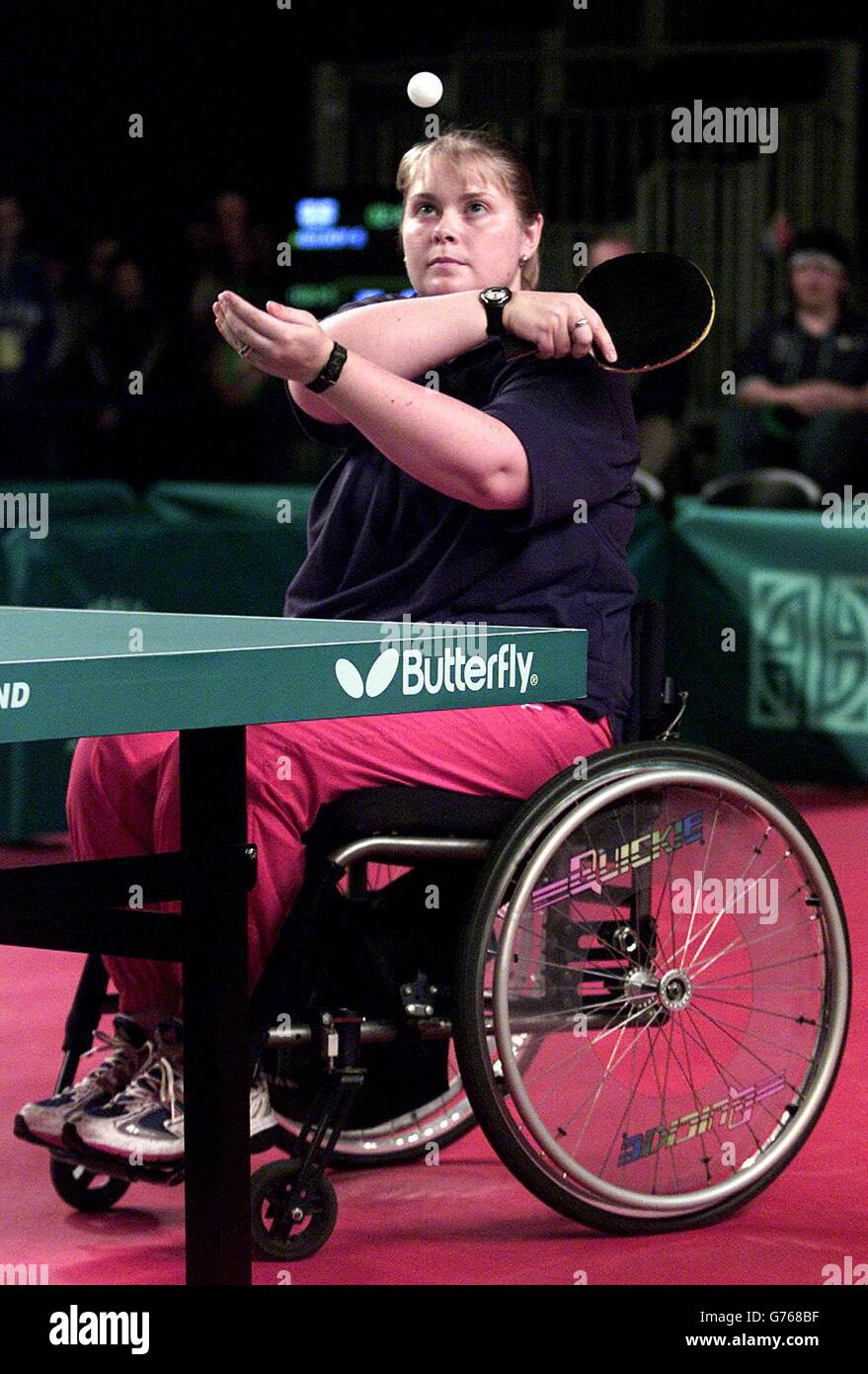 L'Inghilterra sue Gilroy sulla sua strada per Commonwealth Gold nella finale femminile di tennis da tavolo accessibile in sedia a rotelle, battendo il sudafricano Alette Moll 3.0, a SportsCity. Foto Stock