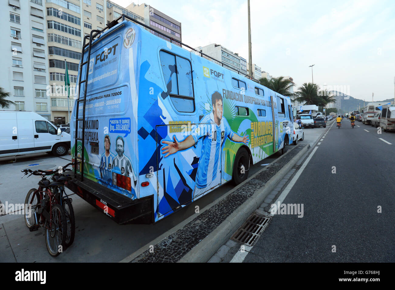 I fan argentini parcheggiano i loro camper sulla spiaggia di Copacabana , Rio de Janeiro, Brasile. PREMERE ASSOCIAZIONE foto. Data immagine: Martedì 17 giugno 2014. Vedi PA Story SOCCER England. Il credito fotografico dovrebbe essere: Mike Egerton/PA Wire. Foto Stock