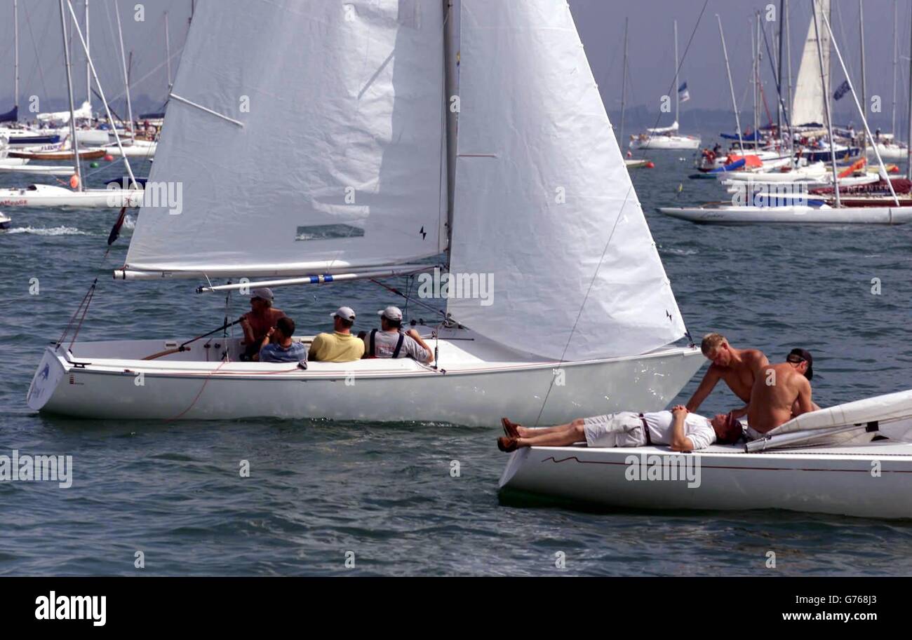 Gli yacht sono rimasti bloccati senza vento a Cowes Haven sull'isola di Wight il terzo giorno della regata di vela della Cowes Week. Le corse sono state rimandate a causa della mancanza di vento, lasciando 890 barche e 8,000 marinai nel porto. Foto Stock