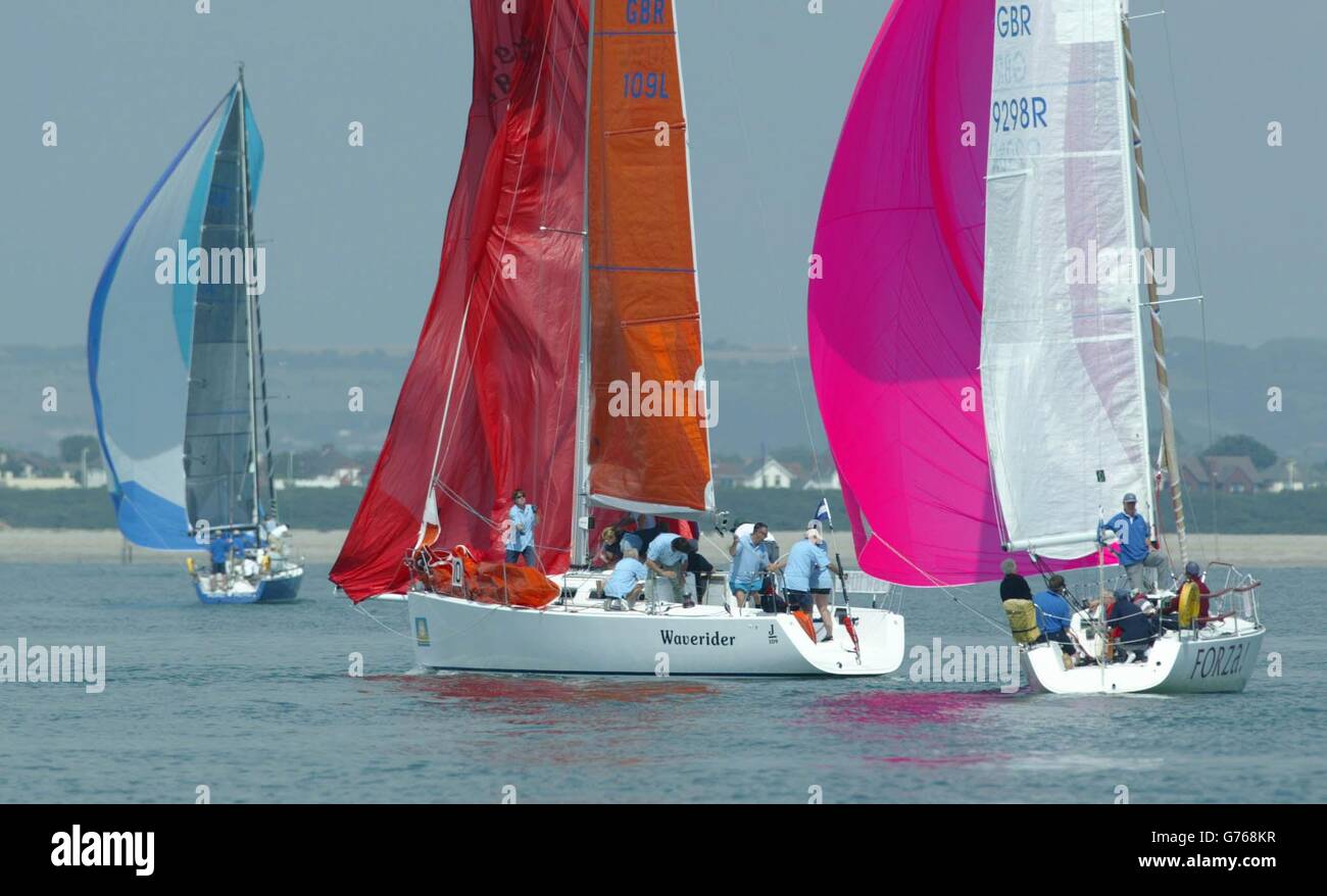 Gli yacht di classe 10 lottano per riempire le loro vele nel Solent Off Cowes, Isola di Wight, il terzo giorno della regata di vela della Cowes Week. Le corse sono state abbandonate tranne che per quattro classi a causa della mancanza di vento, lasciando la maggior parte delle 890 barche e 8,000 marinai becalmed. Foto Stock