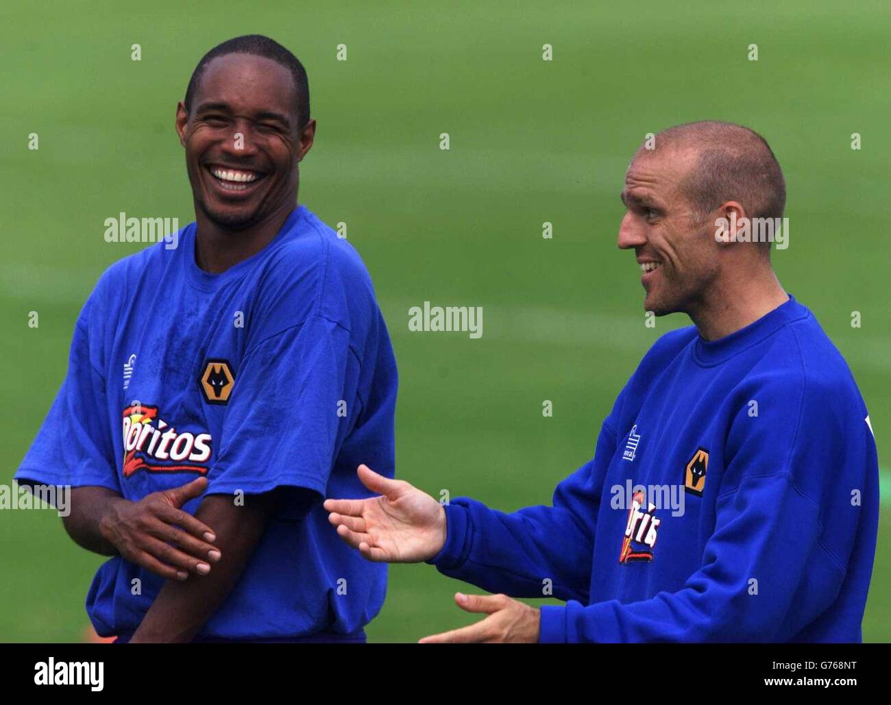 Wolverhampton Wanderers new signing Paul Ince (a sinistra) condivide uno scherzo con il suo compagno di squadra Alex Rae per la prima giornata di allenamento di Ince al suo nuovo club. *...l'ex centrocampista dell'Inghilterra, che ha lasciato Middlesbrough, si unirà all'ex compagno di squadra del Manchester United Denis Irwin nel Black Country, mentre il manager Dave Jones si propone di costruire una squadra in grado di promuovere dopo la quasi mancata della scorsa stagione. NESSUN UTILIZZO NON UFFICIALE DEL SITO WEB DEL CLUB. Foto Stock