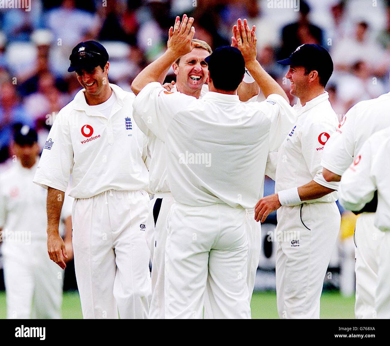 Inghilterra Dominic Cork (3° a destra) festeggia con Robert Key (2° a destra), Michael Vaughan (sinistra) e Craig White (destra) dopo aver preso il pregiato picchetto indiano di Sachin Tendulkar, giovedì 8 agosto 2002, durante il secondo test npower a Trent Bridge, Nottingham. PA Foto: Nick Potts. Foto Stock