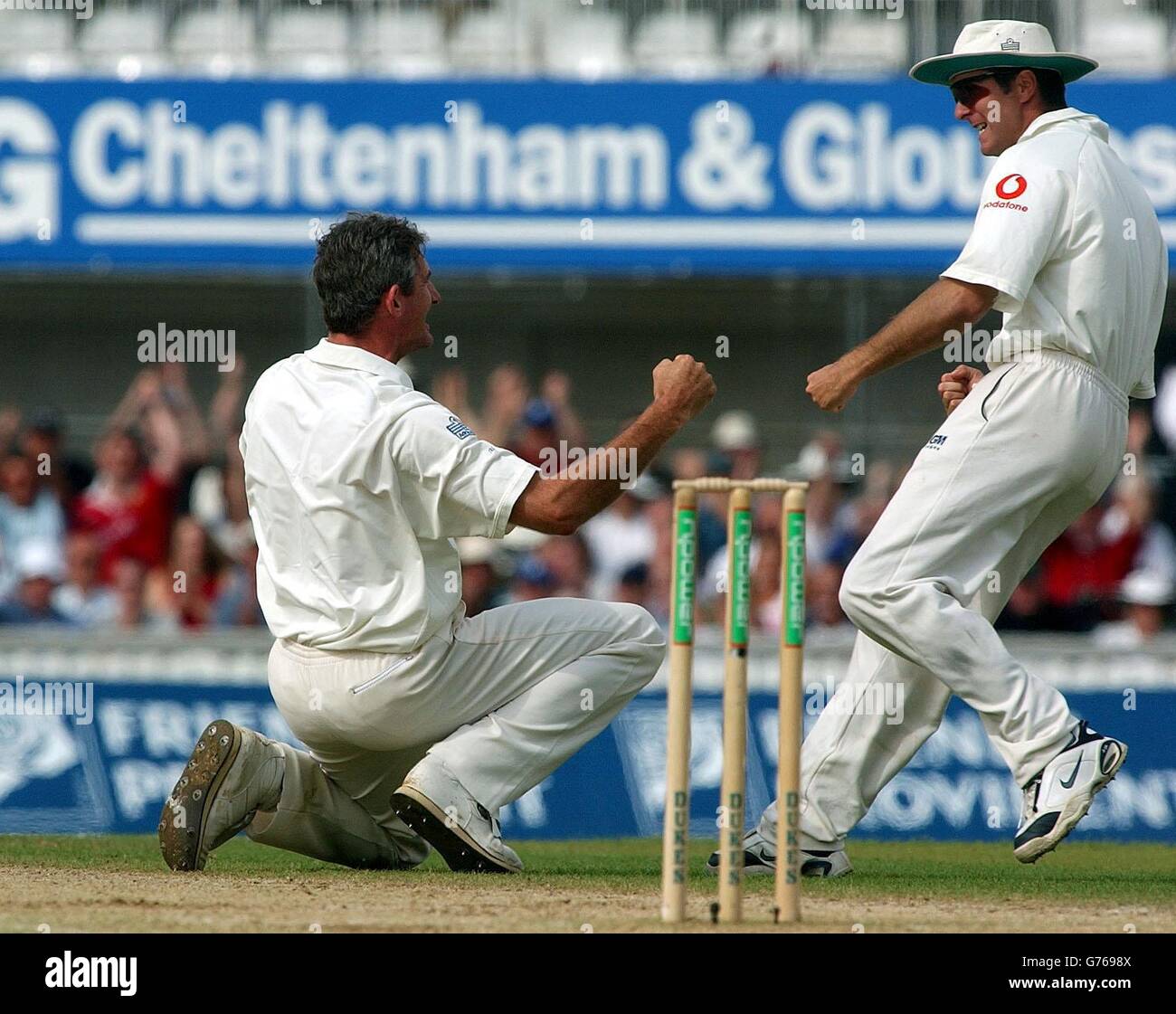 Andy Caddick (L) in Inghilterra festeggia il lancio di Sachin Tendulkar indiano da lbw con Michael Vaughan il 3° giorno del 4° incontro di test nPower tra Inghilterra e India all'Oval di Londra. Foto Stock