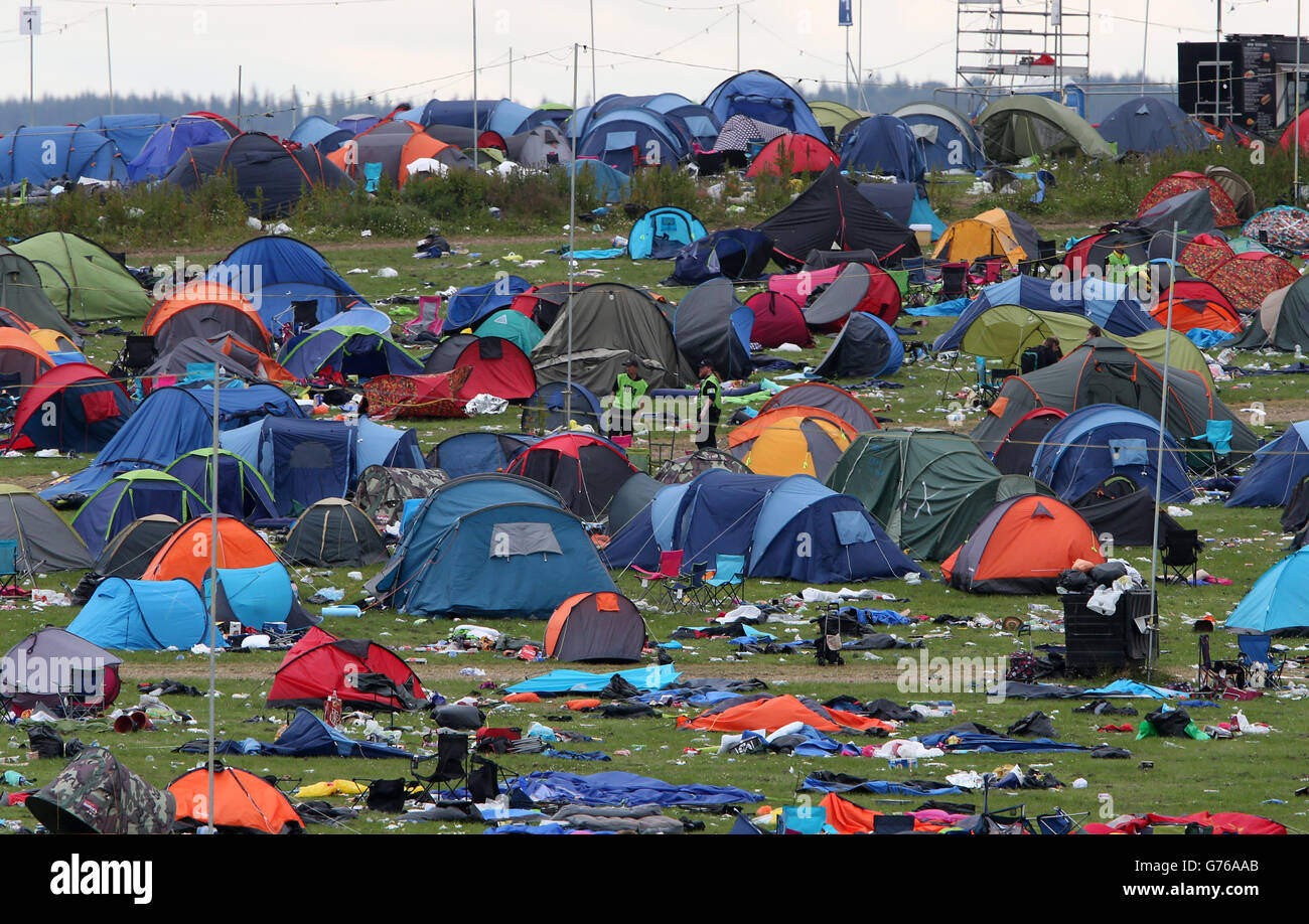 Tende di controllo di sicurezza in uno dei campeggi T in the Park Music Festival a Balado in Kinross-shire come l'evento si trasferirà nella tenuta del Castello di Strathallan in Perthshire il prossimo anno. Foto Stock