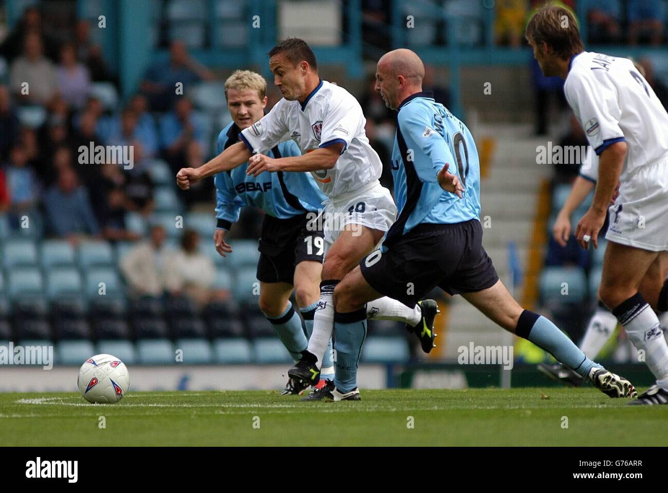 La nuova firma di Millwall, Dennis Wise, affronta la difesa di Coventry durante la partita della Nationwide League Division 1 allo stadio Highfield Road di Coventry. NESSUN UTILIZZO NON UFFICIALE DEL SITO WEB DEL CLUB. Foto Stock