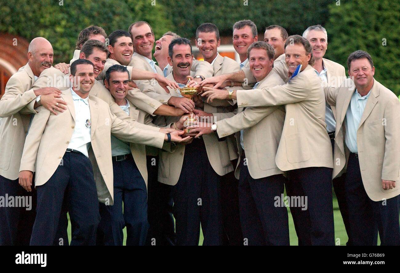 La squadra europea con la Ryder Cup al Belfry, nei pressi di Sutton Coldfield, dopo aver vinto contro gli USA. * (L-R) European Ryder Cup team: Mark James, Sergio Garcia, Lee Westwood, Joakim Haeggman (nascosto), Paul McGinley, Padraig Harrington, Thomas Bjorn, Colin Montgomerie, Capitano Sam Torrance, Jesper Parnevik, Darren Clarke, Pierre Fulke, Niclas Farth, Bernhard Langer, Phillip Price e Ian Woosnam. Foto Stock