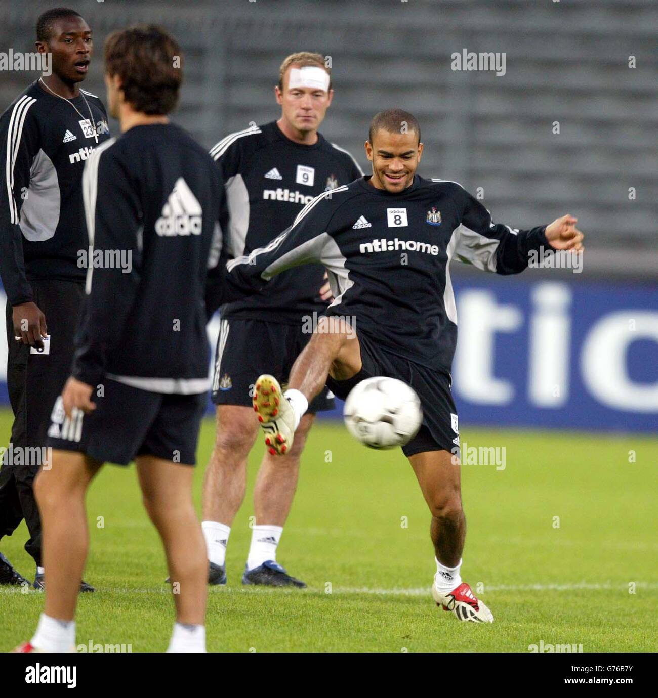 Kieron Dyer del Newcastle United in azione con i compagni di squadra Alan Shearer (centro) e Shola Ameobi (sinistra) che guardano avanti durante una sessione di allenamento allo Stadio di Torino, Dell Alpi, Italia, in vista della partita della Champions League contro Juventus. Foto Stock