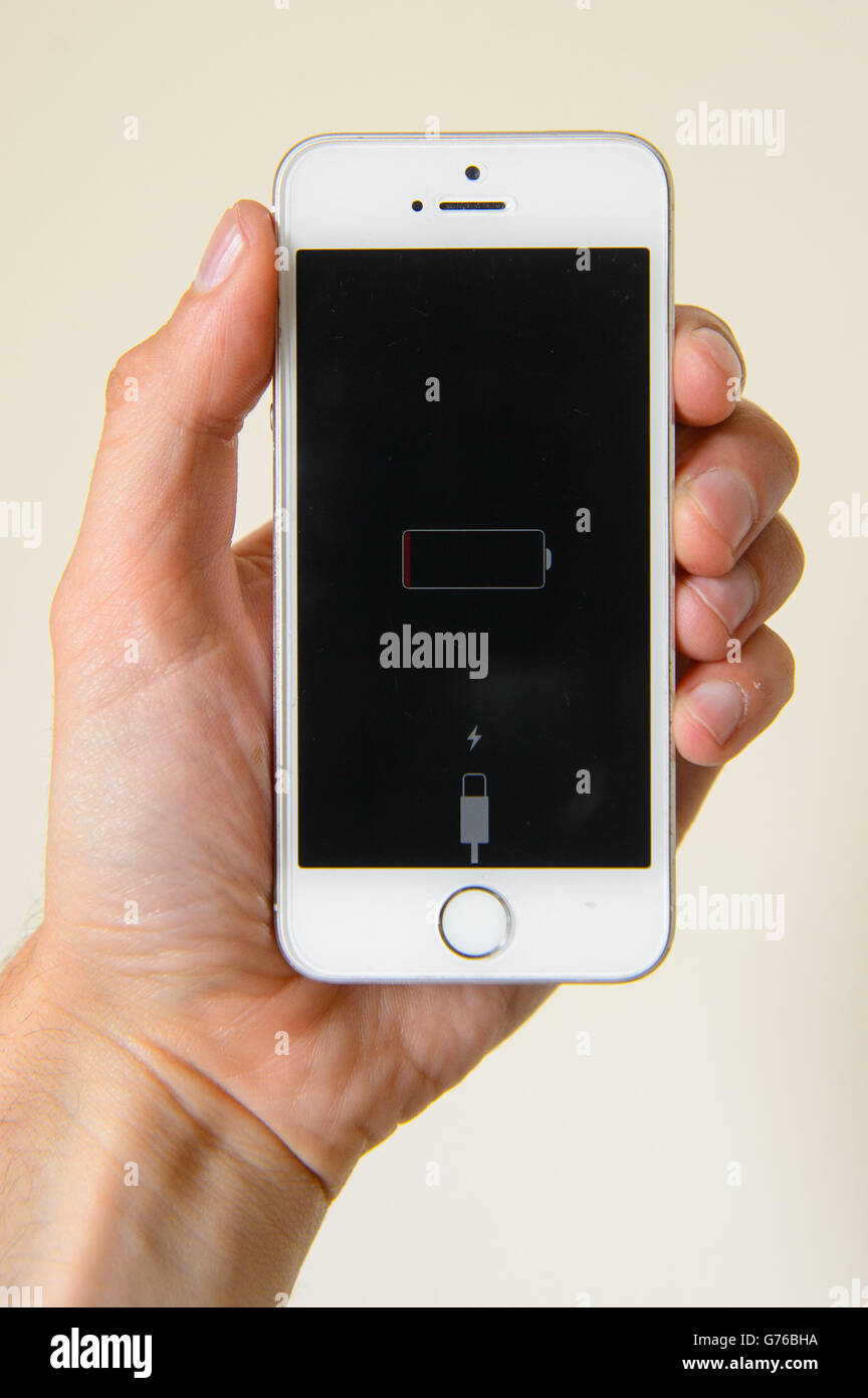 La foto generica mostra uno smartphone iPhone che visualizza un avviso di batteria scarica. Foto Stock