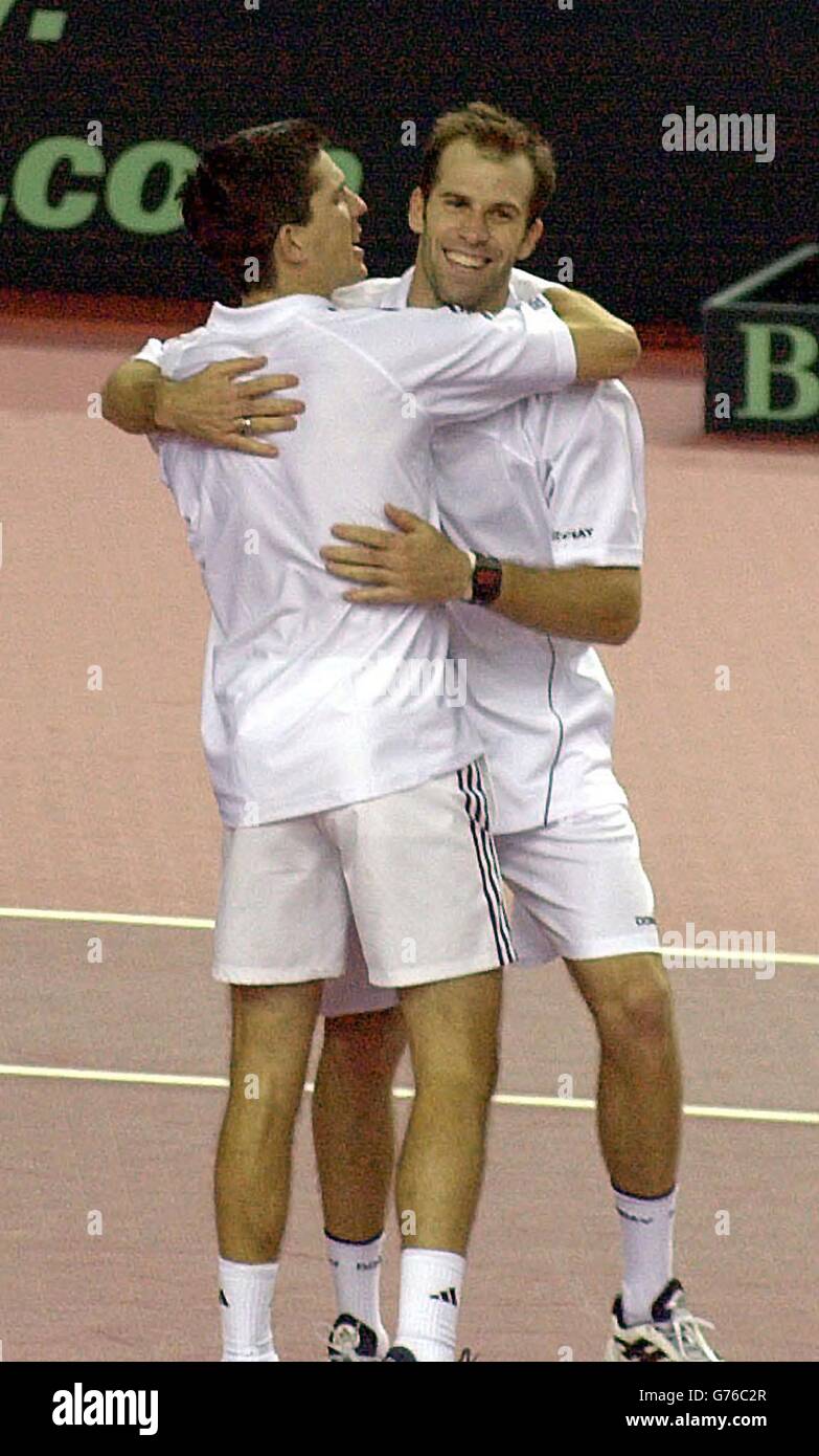 Tim Henman (L) e Greg Rusedski si congratulano l'un l'altro dopo aver sconfitto la Svezia nei Doubles il secondo giorno della Coppa Davis Tie nella National Indoor Arena. Foto Stock