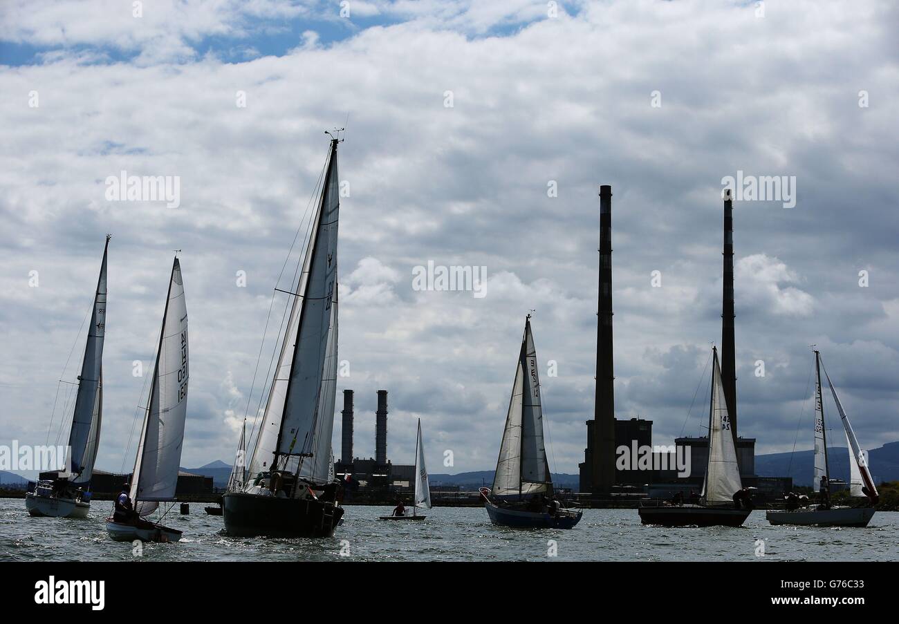 FOTO. Varie imbarcazioni a vela partecipano a un raduno di due giorni di barche e yacht tradizionali in legno presso il Clontarf Yacht & Boat Club. Il Water Wag è il più antico dinghy di design esistente, essendo stato concepito nel 1886 e formalizzato come un'unica classe di design in Irlanda nel 1887. Il progetto (ultima modifica nel 1900) è ancora navigato fino ad oggi. Foto Stock