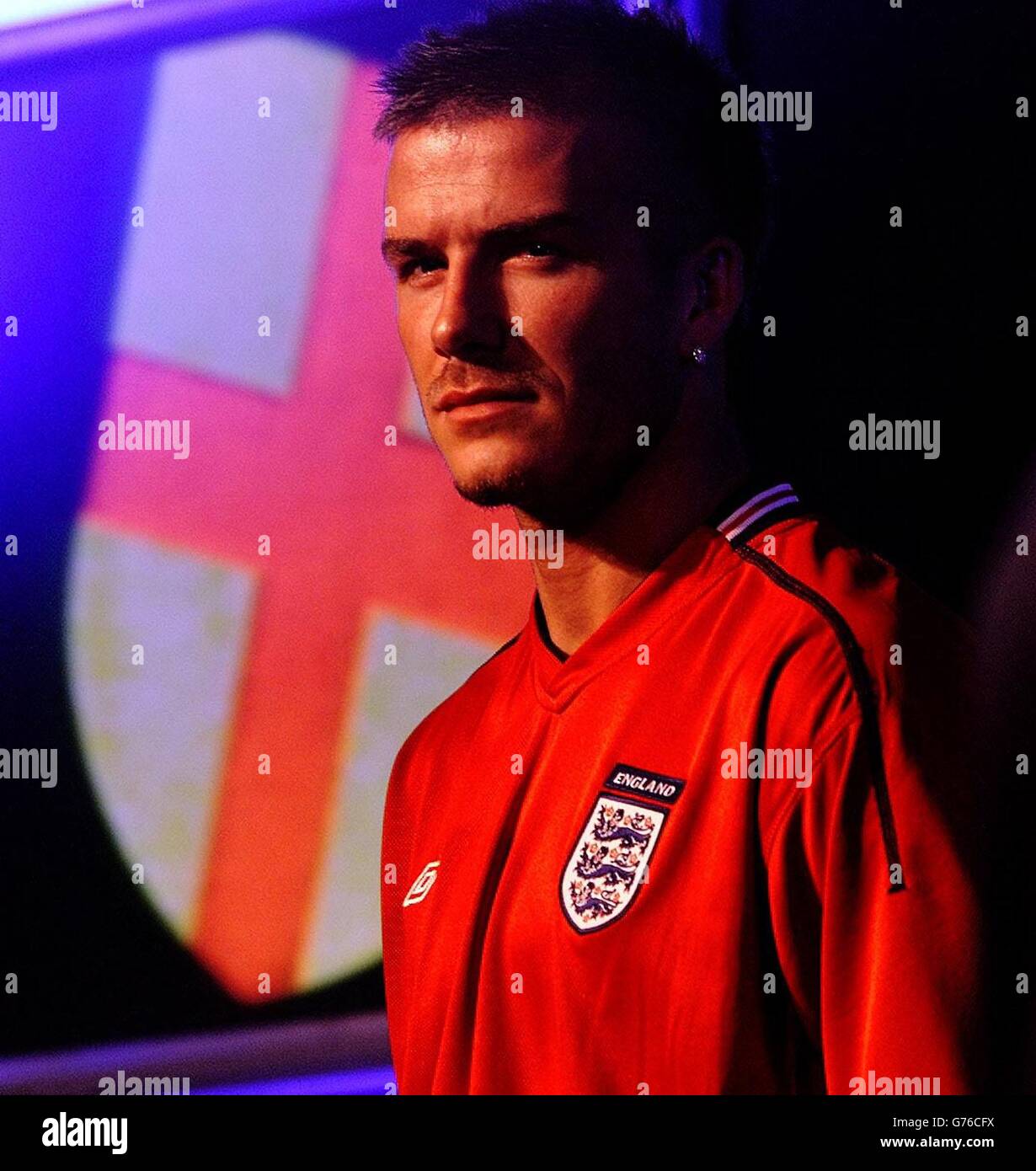 Il capitano inglese David Beckham modella la nuova divisa away  dell'Inghilterra per la Coppa del mondo 2002 allo Sheraton Skyline Hotel  vicino Heathrow, Londra. * 21/2/02: Il capitano di calcio inglese David