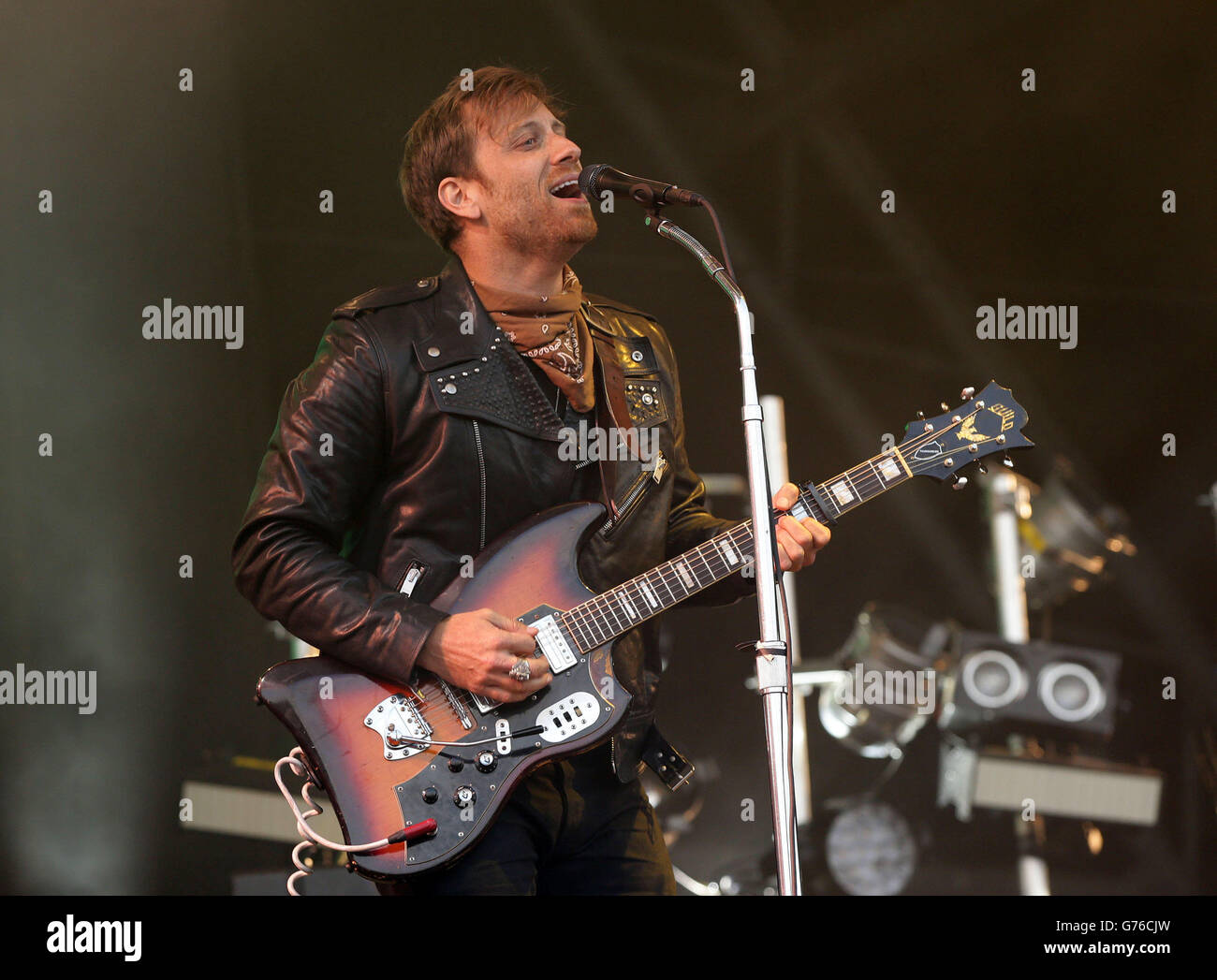 DaN Auerbach delle Black Keys che si esibisce sul palco della Piramide al Glastonbury Festival, presso la Worthy Farm di Somerset. Foto Stock