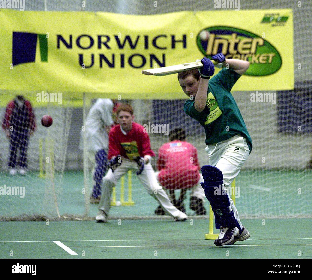 Laurence Lewis del Liverpool College batte contro la St Francis Xavier High School, Liverpool, mentre giocava alle finali della Norwich Union Inter Cricket County, presso la Old Trafford Indoor School, Lancs CCC di Manchester. Foto Stock