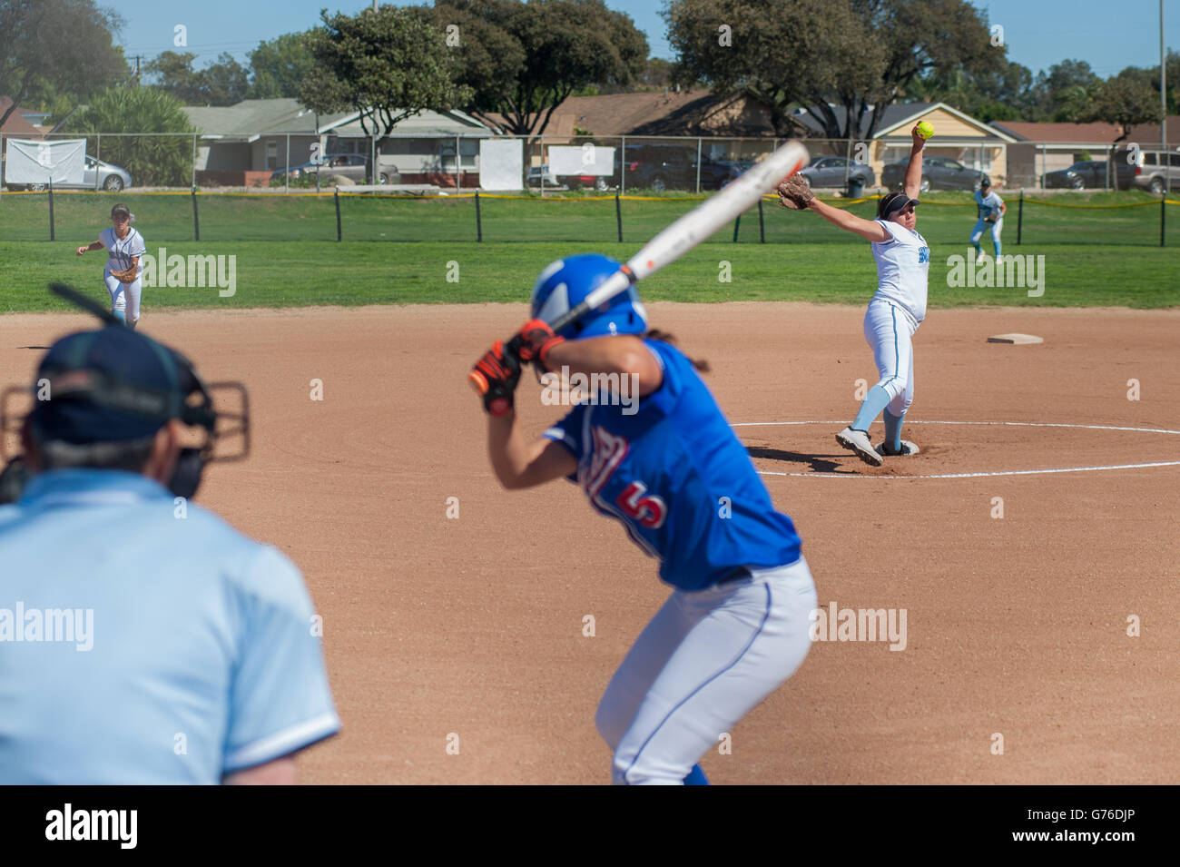 Pastella vista della brocca rilasciando softball Foto Stock