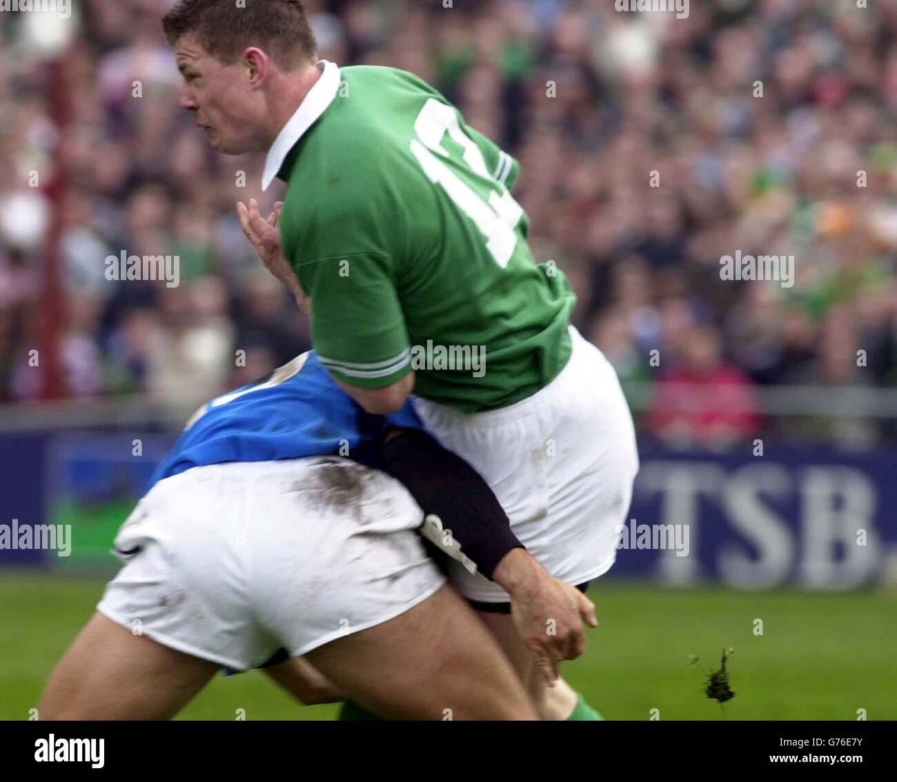 Brian o'Driscoll irlandese è affrontato da una parte posteriore italiana durante la loro partita dei Lloyds TSB sei nazioni a Lansdowne Road, Dublino Sabato 23 marzo 2002. Punteggio finale Irlanda 32 Italia 17 Foto Stock