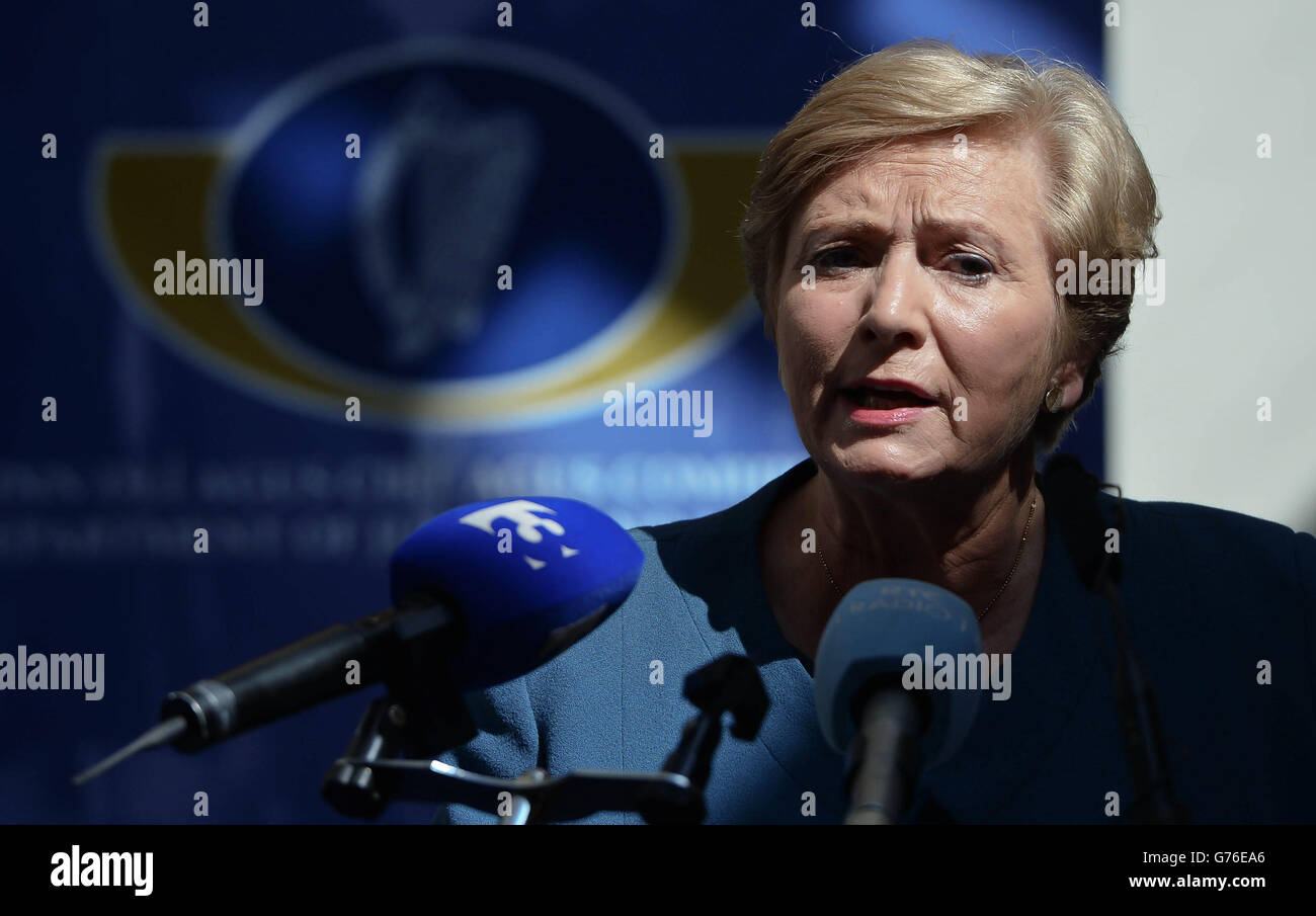 Il ministro della Giustizia e dell'uguaglianza Frances Fitzgerald parla della pubblicazione di una relazione sulle circostanze in cui due bambini ROM sono stati presi in considerazione in mezzo a timori infondati che erano stati rapiti, presso il Dipartimento di Giustizia e uguaglianza di Dublino. Foto Stock