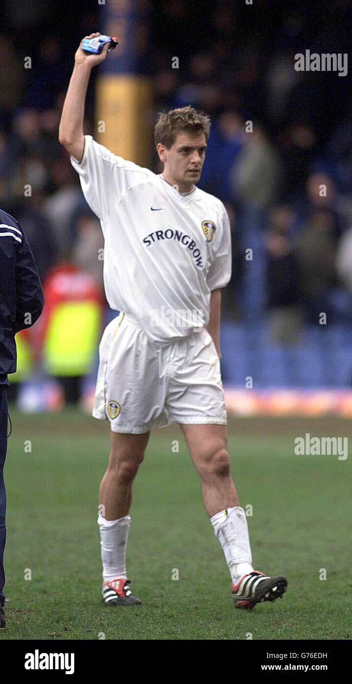 Jonathan Woodgate, difensore di Leeds, celebra la vittoria dei suoi lati di 2-0 su Leicester City, durante la sua partita fa Barclaycard Premiership al Filbert Street Ground di Leicester. * Woodgate è stato escluso dalla contesa internazionale, mentre l'allenatore inglese Sven-Goran Eriksson ha iniziato la selezione per la sua squadra finale di Coppa del mondo per la prossima settimana amichevole contro l'Italia. Il centro-indietro di Leeds, di 22 anni, ha recentemente completato una pena di servizio della comunità di 100 ore per la sua condanna per l'affray. Foto Stock