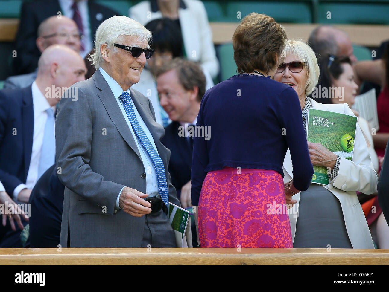 Sir Michael Parkinson e sua moglie Lady Mary (a destra) arrivano al Royal Box sul Centre Court durante l'undici giorno dei Campionati di Wimbledon all'All England Lawn Tennis and Croquet Club di Wimbledon. Foto Stock