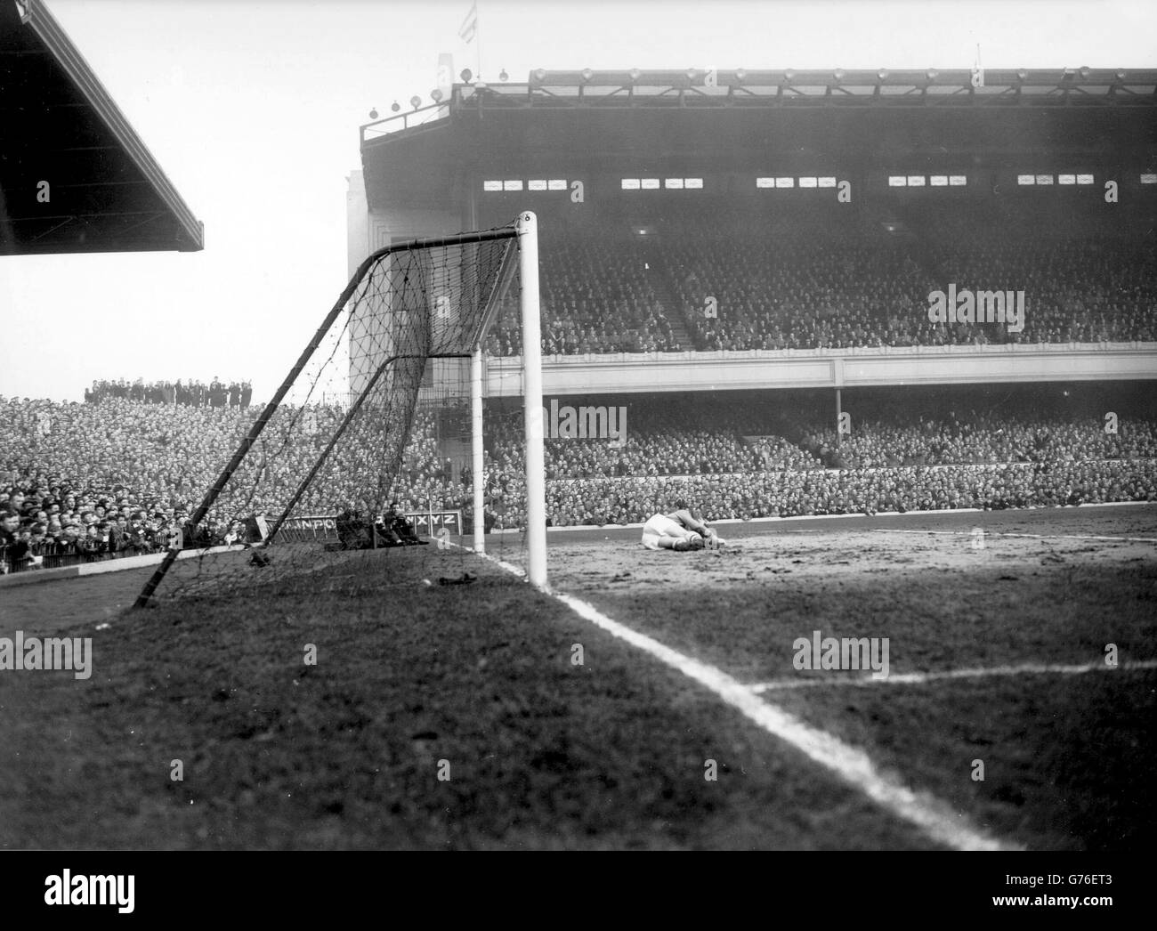 Nessun altro giocatore è vicino come il portiere dell'Arsenale Jack Kelsey si schiacca a terra dopo che le sue mani stringenti hanno perso un colpo dal lato sinistro di Duncan Edwards di Manchester United. Foto Stock