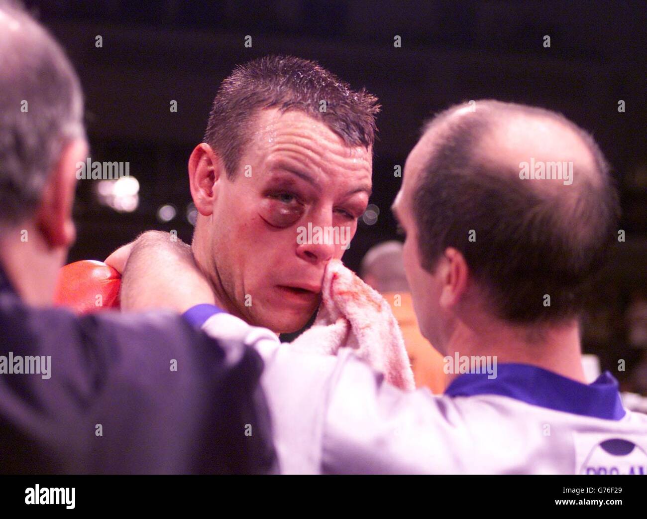 Abbattuto ex campione, Welshman Gary Lockett, ha i suoi occhi di chiusura a cui hanno assistito gli uomini d'angolo dopo aver perso punti a Yuri Tsarenko dalla Bielorussia, durante il but del titolo WBO Intercontinental Light-Middleweight alla Cardiff International Arena. Foto Stock