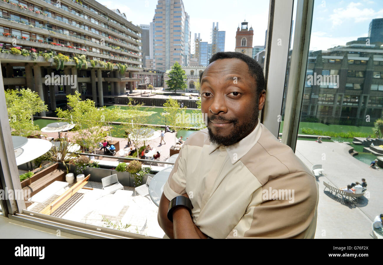 Will.i.am, cantante e produttore americano presso il Barbican nella città di Londra, dove la sua nuova canzone è il soggetto di una delle instillazioni alla Digital Revolution Exhibition. Foto Stock
