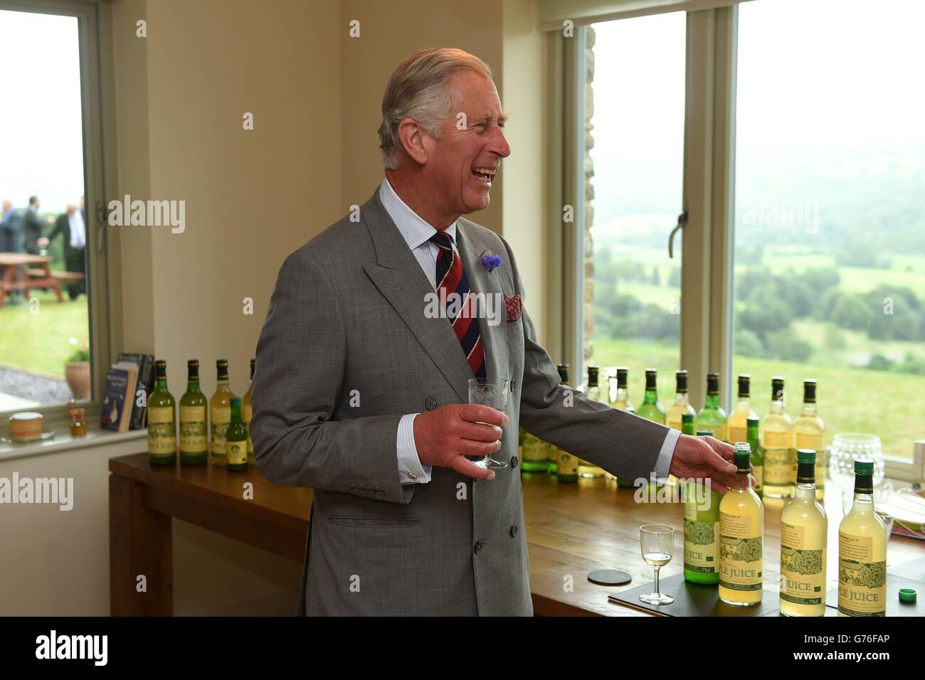 Il Prince of Wales assaggia campioni di succo di mela biologico durante una visita alla Welsh Farmhouse Apple Juice Company a conduzione familiare a Crickhowell, Powys. Foto Stock